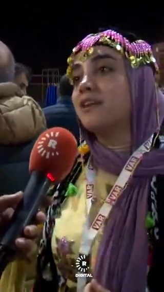 #VÎDEO - Zanayê xwe bi cil, xeml û xêlên Kurdewarî xemilandiye û berê xwe daye konsera Koma Amed 🎙️Zana: Ev konser weke cejnekê ye, min ji kelecanê nikarîbû rakevim. Min digot bibe sibe ez ê ji Mêrdînê bi rê kevim û werim konsera Koma Amedê 🎼 Koma Amed piştî 30 salî li Amedê vegeriya û Qada Newrozê bû cihê şahiyê