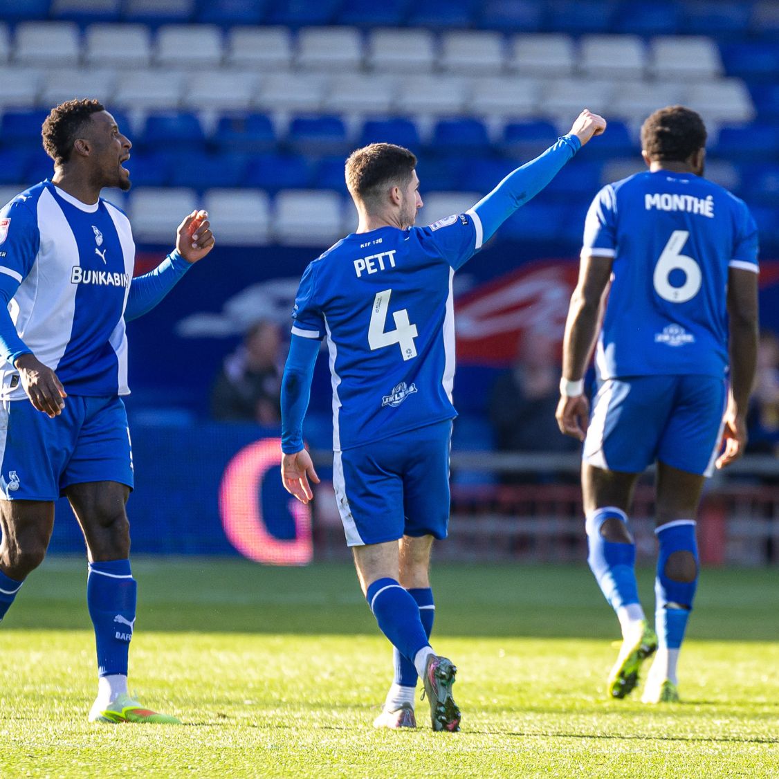 💥 Tom Pett's first Latics goal! #oafc