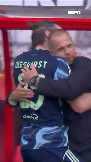 Wout Weghorst viert de gelijkmaker met trainer John Heitinga! 👀 #tweaja