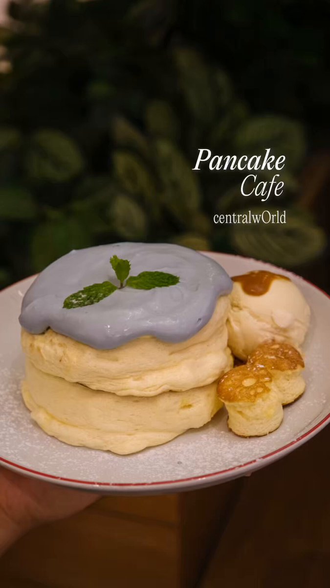 Pancake Cafe เป็นอีกหนึ่งร้านแพนเค้กที่เปิดมานานกว่า 10 ปีแล้ว กลับมาที่ร้านครั้งนี้แอบเซอร์ไพรส์เล็กน้อย เพราะร้านกำลังแมสในหมู่คนต่างชาติแบบสุด ๆ ชอบที่แพนเค้กที่นี่จะเป็นสไตล์ญี่ปุ่นเนื้อนุ่ม ฟู เบา ตักเข้าปากไปคือละลายหายไปเลย แถมยังทำสดใหม่ทุกจานด้วยนะ