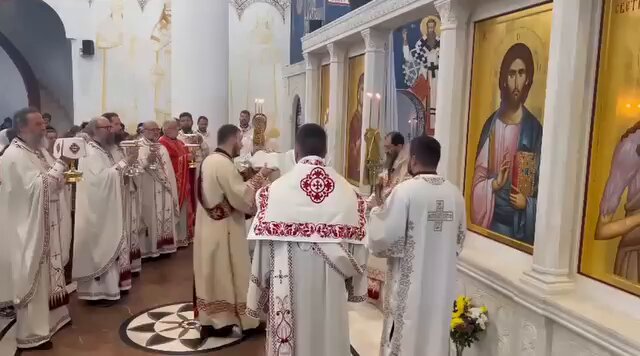 "Народ је јутрос јасно ставио до знања да ће бранити свог митрополита! Многи су остали испред, није било места! Митрополит жички Јустин је једини епископ који живи у Србији и који је стао уз студенте." | @evroaz| @evroazp |