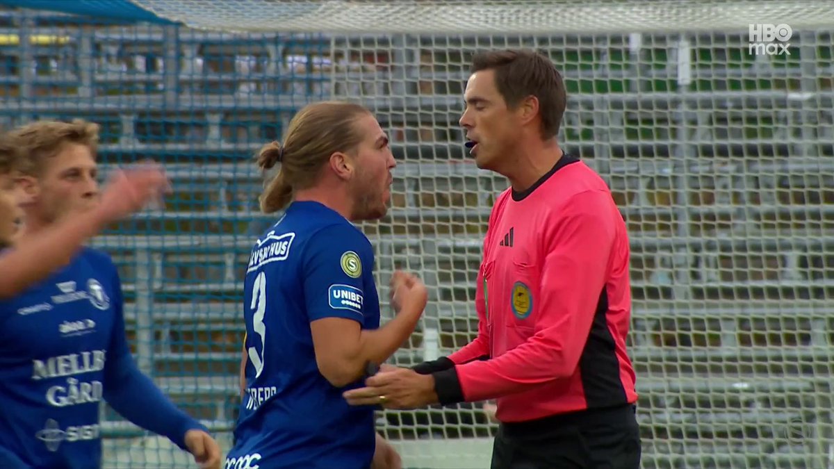 "Jag är inte på bollen, jag påverkar inte han som hoppar upp. Det är helt felaktigt." 💬 TFF-kaptenen Charlie Weberg om hemmalagets bortdömda mål i slutminuterna av första halvlek. 📲 Se matchen på HBO Max