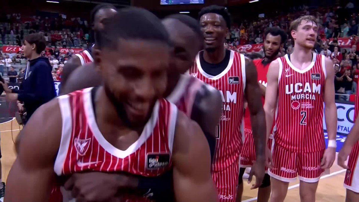 😂 Creo que este achuchón de Dylan Ennis a David DeJulius es el que querrían darle todos los aficionados de UCAM Murcia. Vaya, que no tengo pruebas, pero tampoco dudas. #LigaEndesa