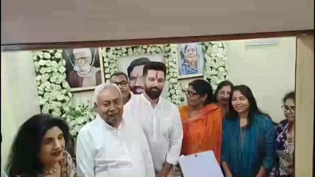 मुख्यमंत्री नीतीश कुमार केंद्रीय मंत्री चिराग पासवान के आवास पर पहुंचे। जेडीयू के कार्यकर्ताओं की चिराग पासवान से नाराजगी को देखते हुए यह पहल की गई है।