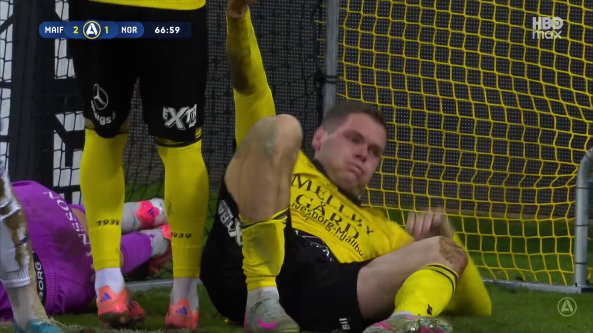 Mjällby har vänt! Herman Johansson till Jacob Bergström som gör ett typiskt Jacob Bergström-mål 🟡⚫ 📲 Se matchen på HBO Max och Kanal 5