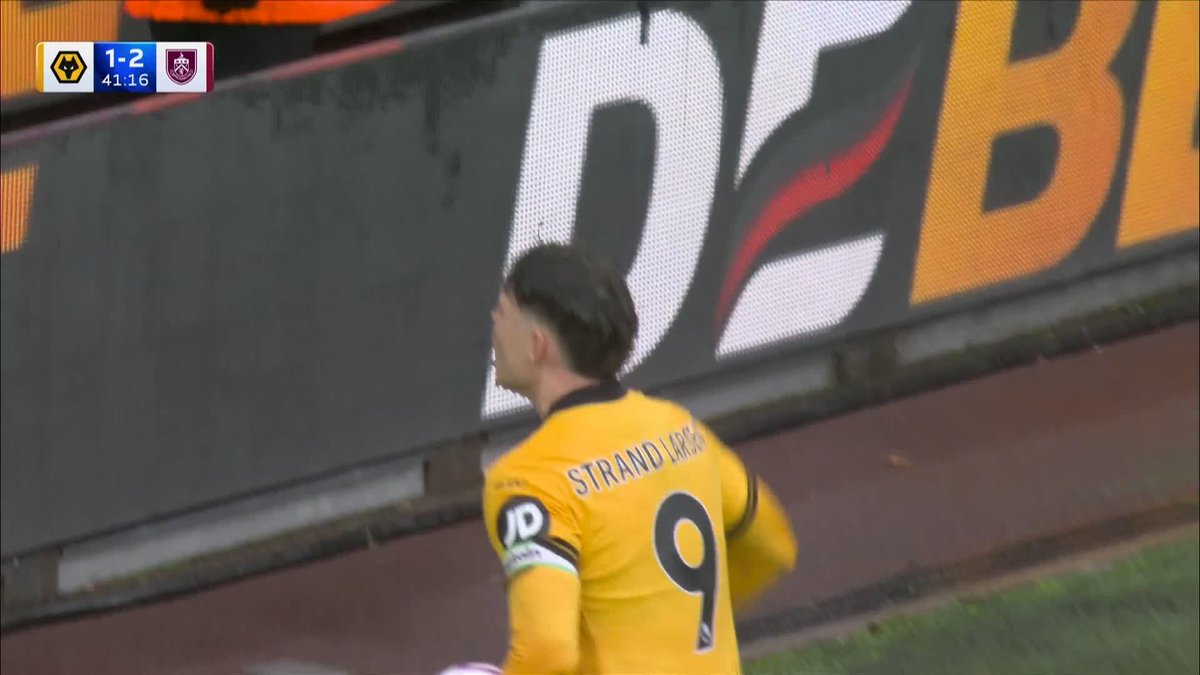 Strand Larsen scores from the penalty spot to narrow the deficit for Wolves 🐺