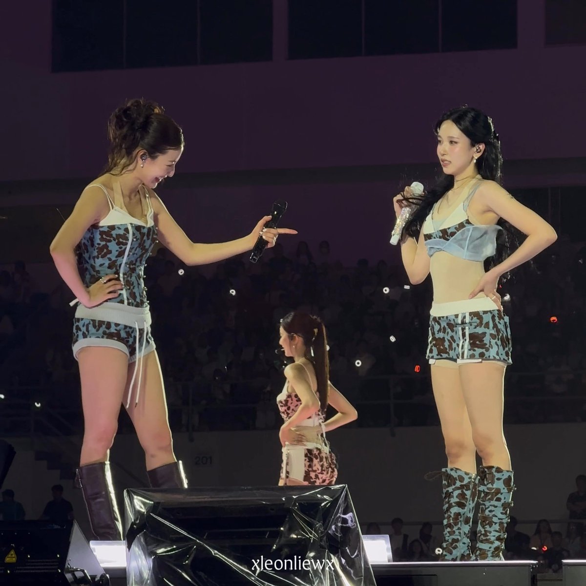 Jihyo laughing at Mina airing out her covered up stomach area 😭