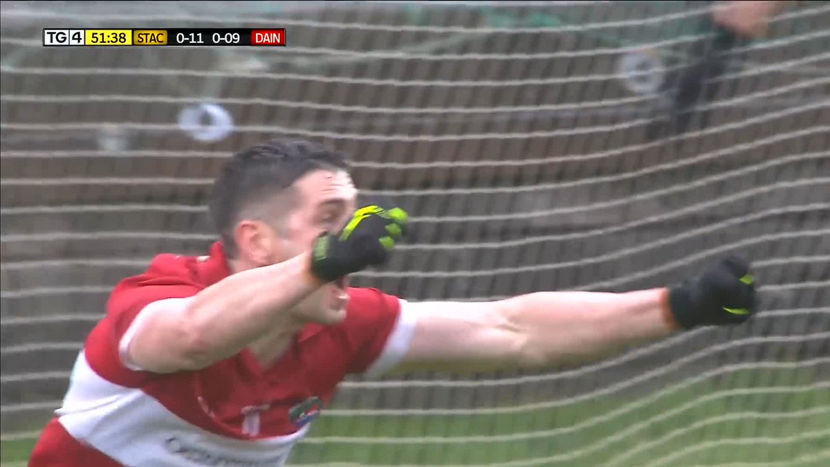 51Nóim AustinStacksGAA 0-11 (11) CLG Daingean Uí Chúis 1-9 (12) Báite san eangach !!!!!! 🥅 Paul Geaney raises the green flag for Dingle🤩 BEO/LIVE AR TG4 #GAABEO