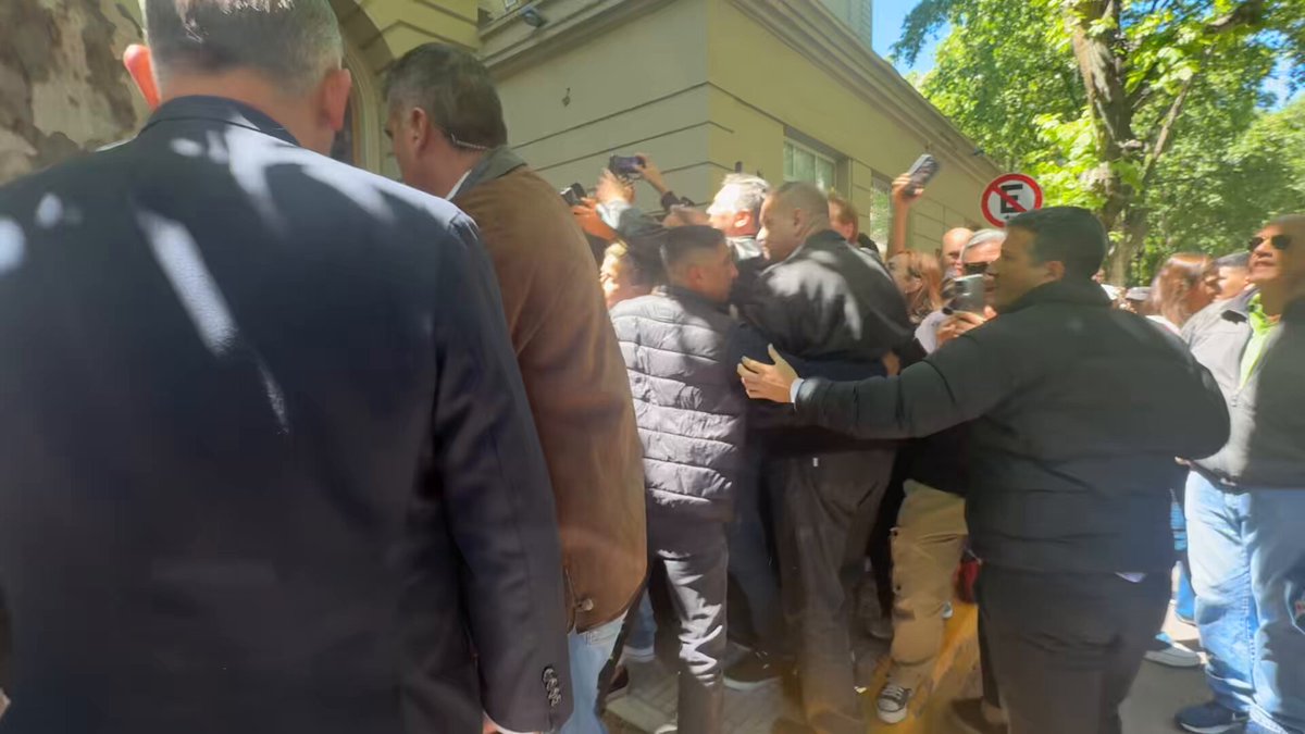 Fue increíble la salida de Javier Milei del colegio electoral de la que hemos sido testigo. Vuelve la épica de la campaña de hace 2 años. Hoy si vas a votar será una noche alegre para la Argentina.
