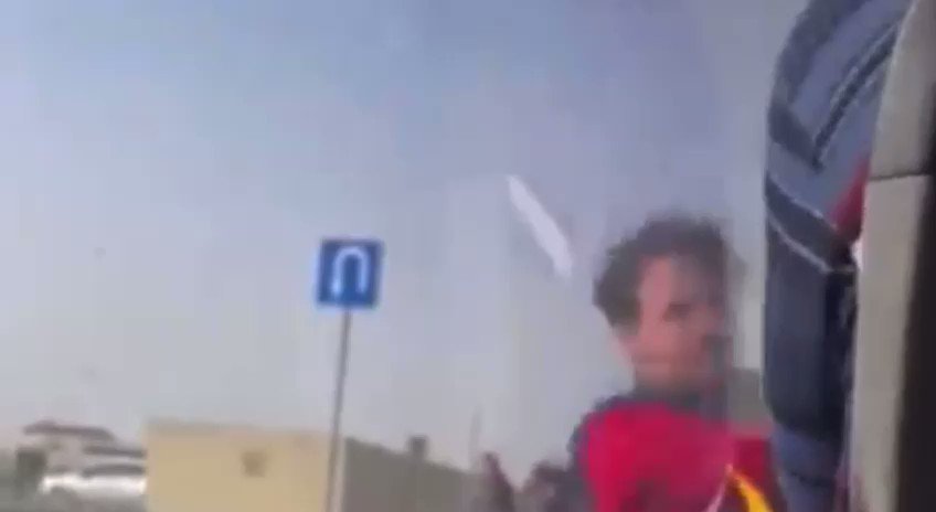 tasacak bu deniz adlı dizi ile ilah edilen burak yörük geçtiğimiz senelerde trafikte magandalik yapıp tartıştığı şoföre saldırmış ve sırf ünlü olduğu için hiçbir yaptırım uygulanmamiş şimdi de genclerin rol model aldığı biri konumuna gelmiş alın görün aq