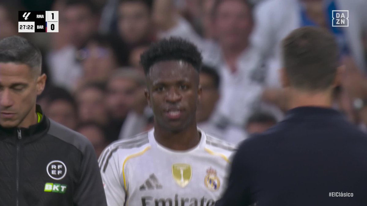 La rabia de Vinicius despejando un mal control de Lamine El choque de pecho con Xabi Alonso #LALIGAenDAZN ⚽