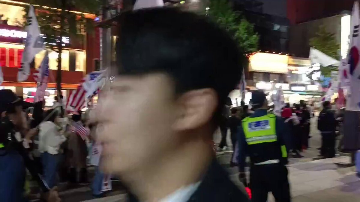 随着在韩国的APEC峰会即将召开 尹锡悦的支持者又开始抽风了 首尔市中心举行了一场反华抗议，这次是在梨泰院商圈，首尔的一个重要旅游区 除了韩国和美国国旗外，还有川普/尹锡悦/柯克的形象 据当地记者报道，组织者要求“不要使用过激言论” 但抗议者高喊：中国佬滚出韩国