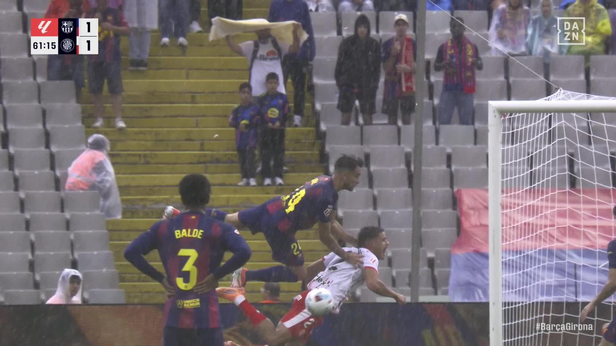 Este codazo no, pero esto de Eric sí era suficiente para anular un gol. Me hacéis pensar mal.