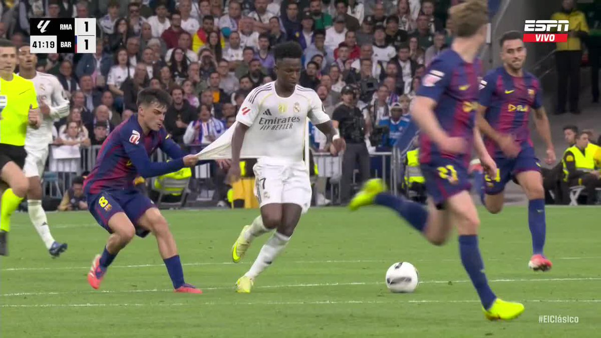 "Pedri" Porque no sabe qué mierda está haciendo en la cancha y le agarró la camiseta a Vinicius como si no hubiera un mañana. Cuánto sujetaba el pelotudo, quería correr el brazuca y seguía en el mismo lugar por Pedri, no se rompía nunca la camiseta.