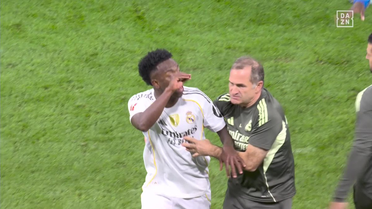 "HABLA AHORA" 🗣️ El gesto de Vinicius a Lamine Yamal al final de #ELCLÁSICO #LALIGAenDAZN ⚽