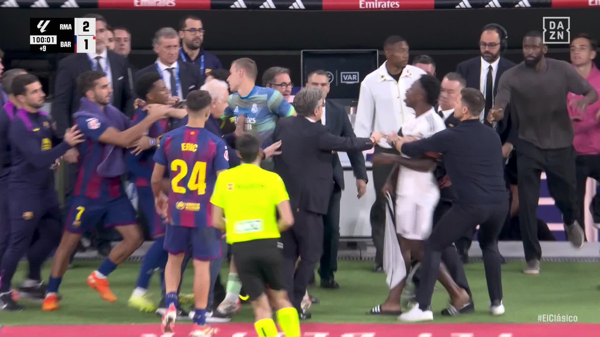 La expulsión de Pedri. El momento en el que Vinicius se va directo al banquillo del Barça 🎥 El lío al final de #ELCLÁSICO #LALIGAenDAZN ⚽