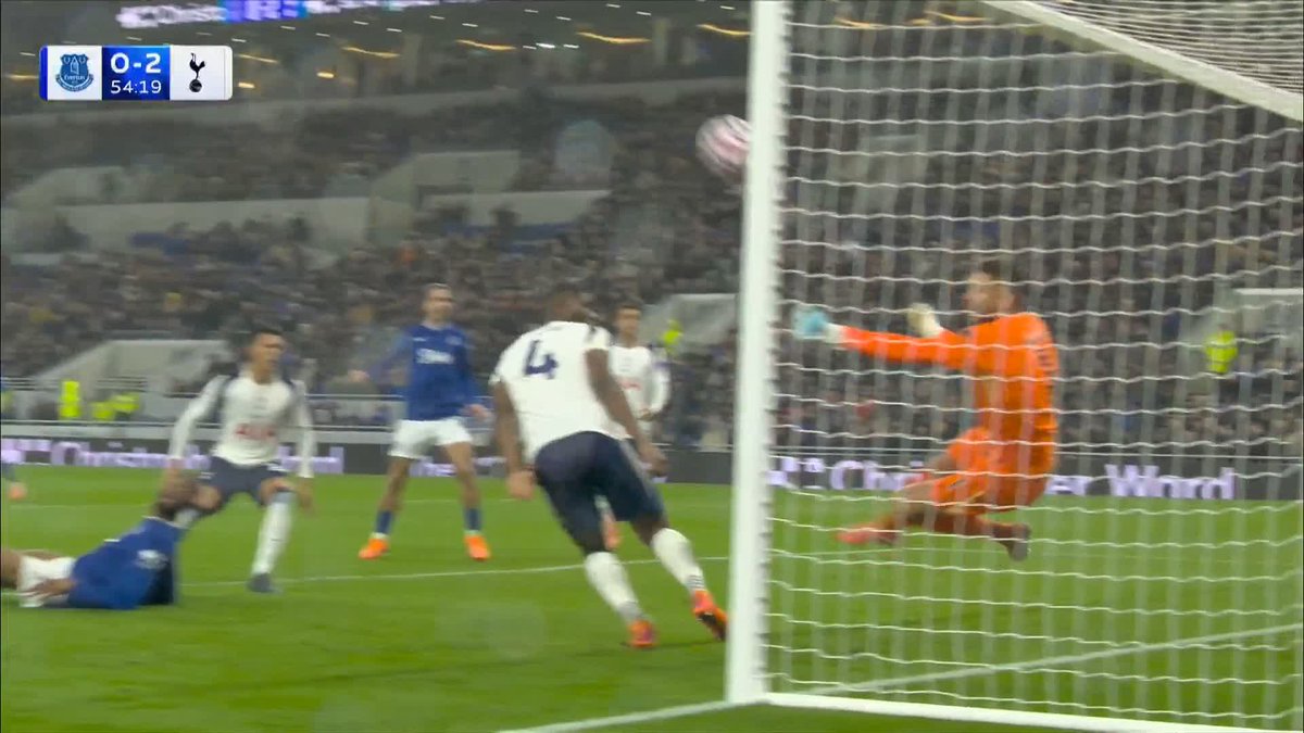Beto forces an incredible save from Vicario! 😳