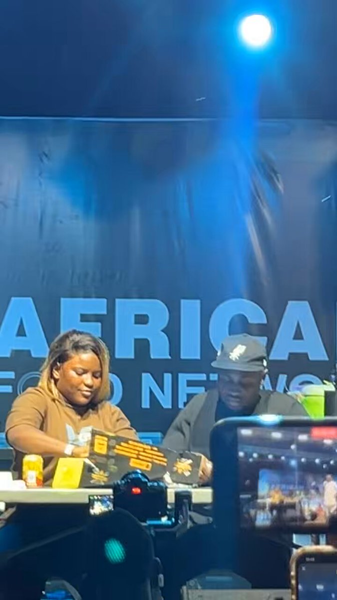see as seun &amp; ruth dey chop for stage.😭🙆🏽‍♂️