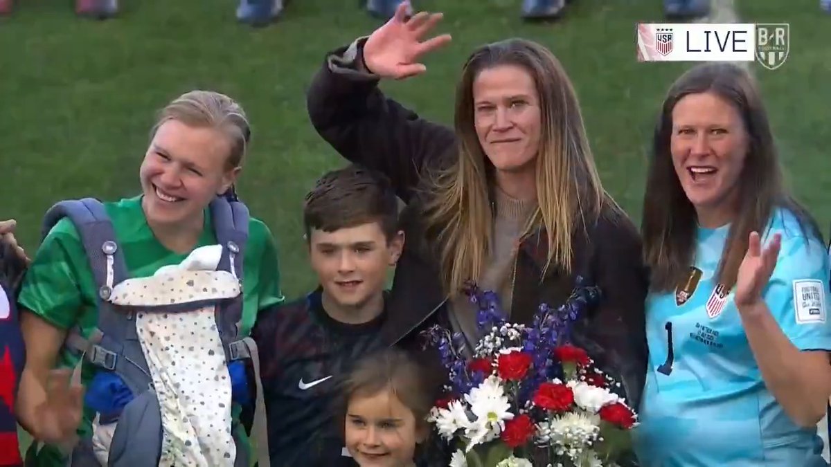 The USWNT honor goalkeeper and legend Alyssa Naeher 🧤