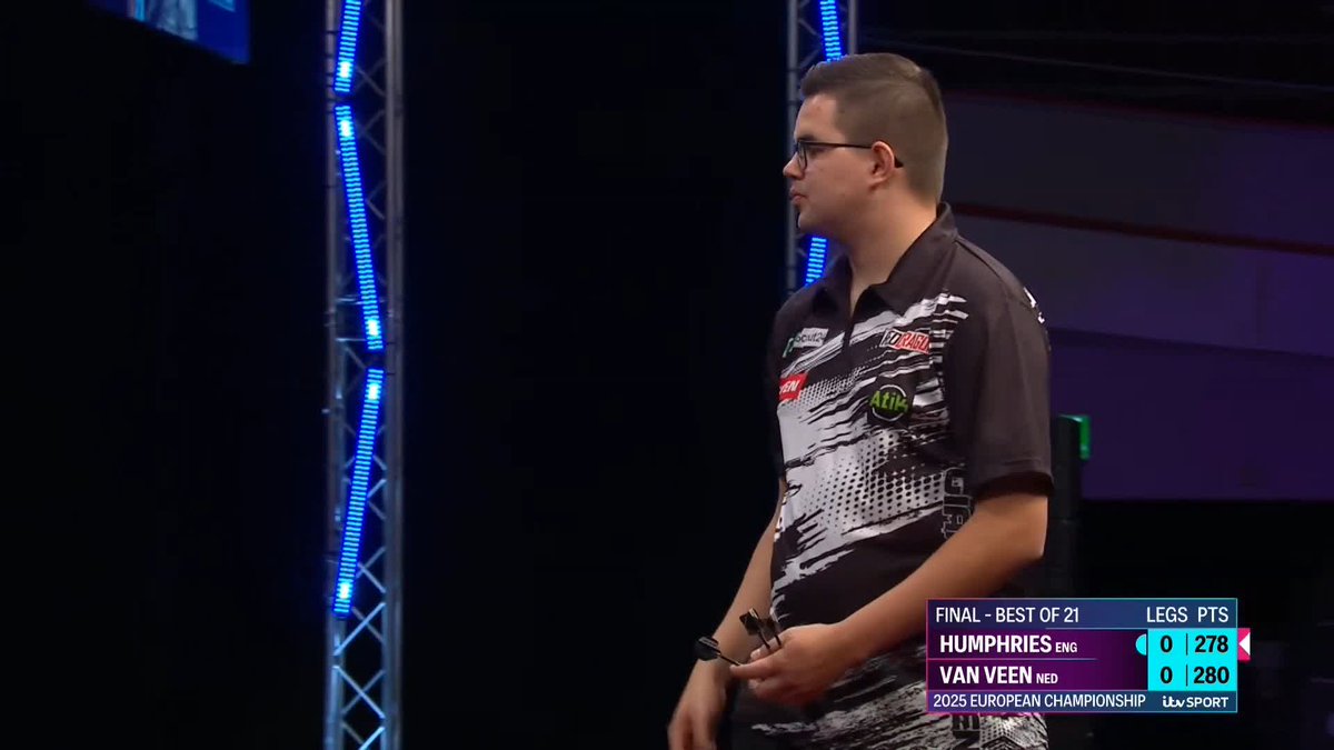 FIRST BLOOD HUMPHRIES 🩸👀 Luke Humphries takes the opening leg, but Van Veen is struggling with a cut on his finger he sustained in the Semi-Finals. Will that plague him throughout this final? 📺 #ECDarts