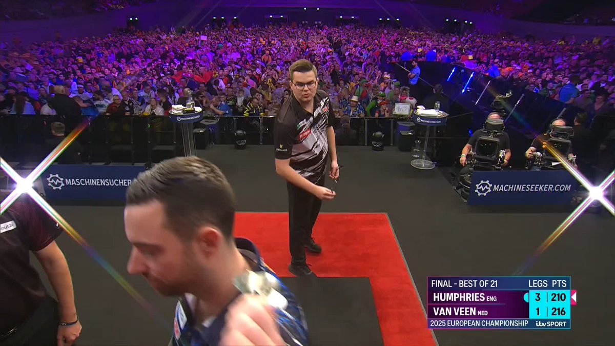 HUMPHRIES IN COMMAND! A 4-1 lead for Luke Humphries at the first break as he asserts his dominance over Gian van Veen. 📺 #ECDarts