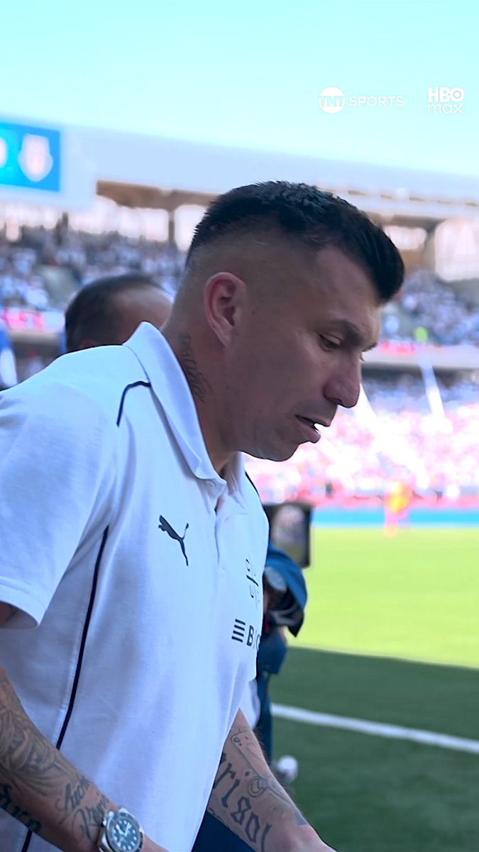 🗣⚽🛡 LA PASIÓN DEL PITBULL Gary Medel fue un hincha más en el #ClásicoUniversitario201 tras su expulsión, donde vivió con todo el final y el triunfo de #LosCruzados por la cuenta mínima ante #LaU en el Claro Arena. Disfruta lo mejor del fútbol chileno. Suscríbete a #TNTSportsenHBOMax 📲💻 Link en la BIO 📍}