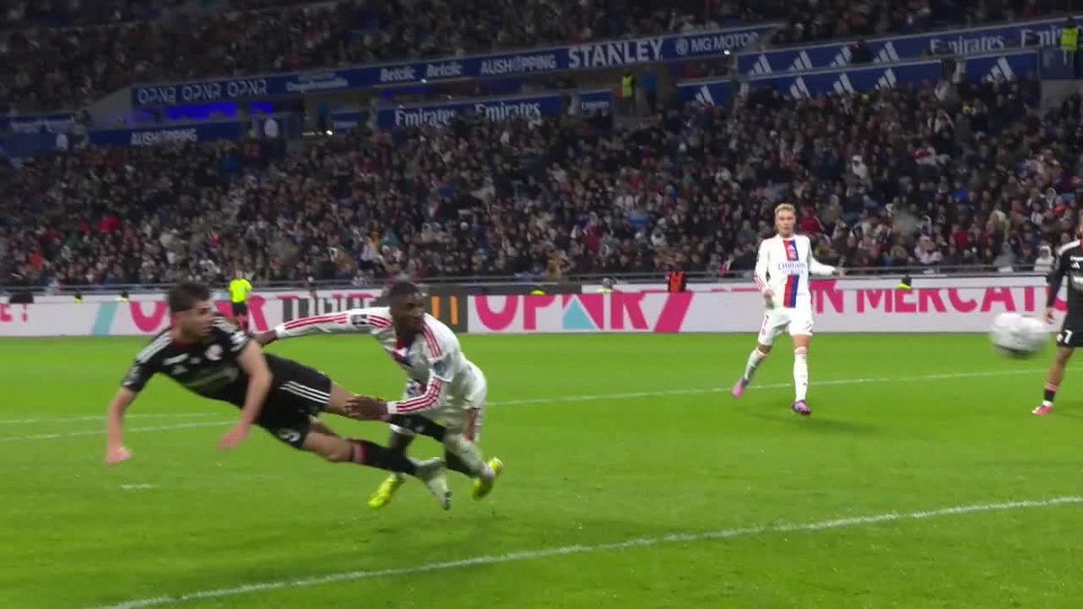 ¡CONEXIÓN LATINOAMERICANA! Así empezó la jugada del gol de Panichelli vs. Lyon. ¡COMBINACIÓN ENCISO-PANICHELLI-BARCO! 📺 Mirá la #Ligue1 por #DisneyPlus Plan Premium