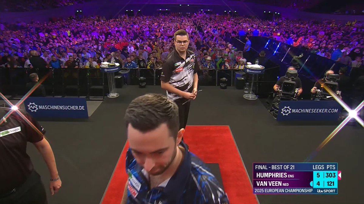 VAN VEEN LEVEL AND FIRING! This is turning into an excellent final, as Gian van Veen pulls level at 5-5. He is fired up! 📺 #ECDarts