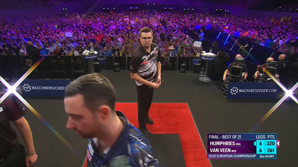 121 FROM VAN VEEN! Another huge checkout from Gian van Veen and he leads again! 📺 #ECDarts
