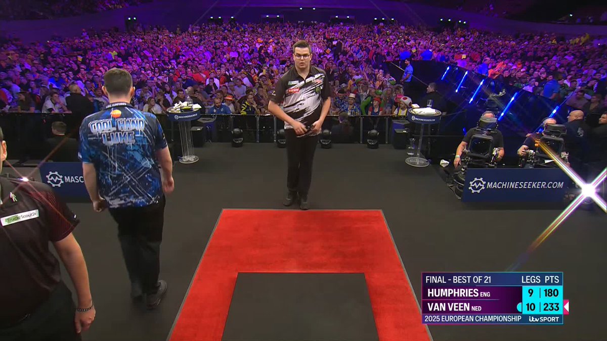 WE GO TO A DECIDER!! It's a huge clutch finish from Luke Humphries as Gian van Veen misses two darts for the title! 📺 #ECDarts