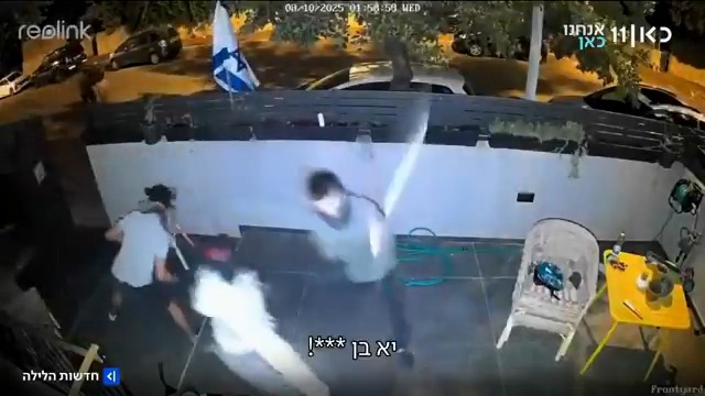 "הם באו לסגור חשבון - ושברו לו את הידיים": חבר ארגון אוהדי מכבי תל-אביב בכדורגל הותקף באלות בחצר ביתו, בידי חברי ארגון אוהדים של קבוצה יריבה. אימו סיפרה ל-Sharon Davidovitch על הפגיעות החמורות שספג, הפחד מנקמה - ומדוע בנה מסרב לשתף פעולה עם חקירת המשטרה #חדשותהלילה