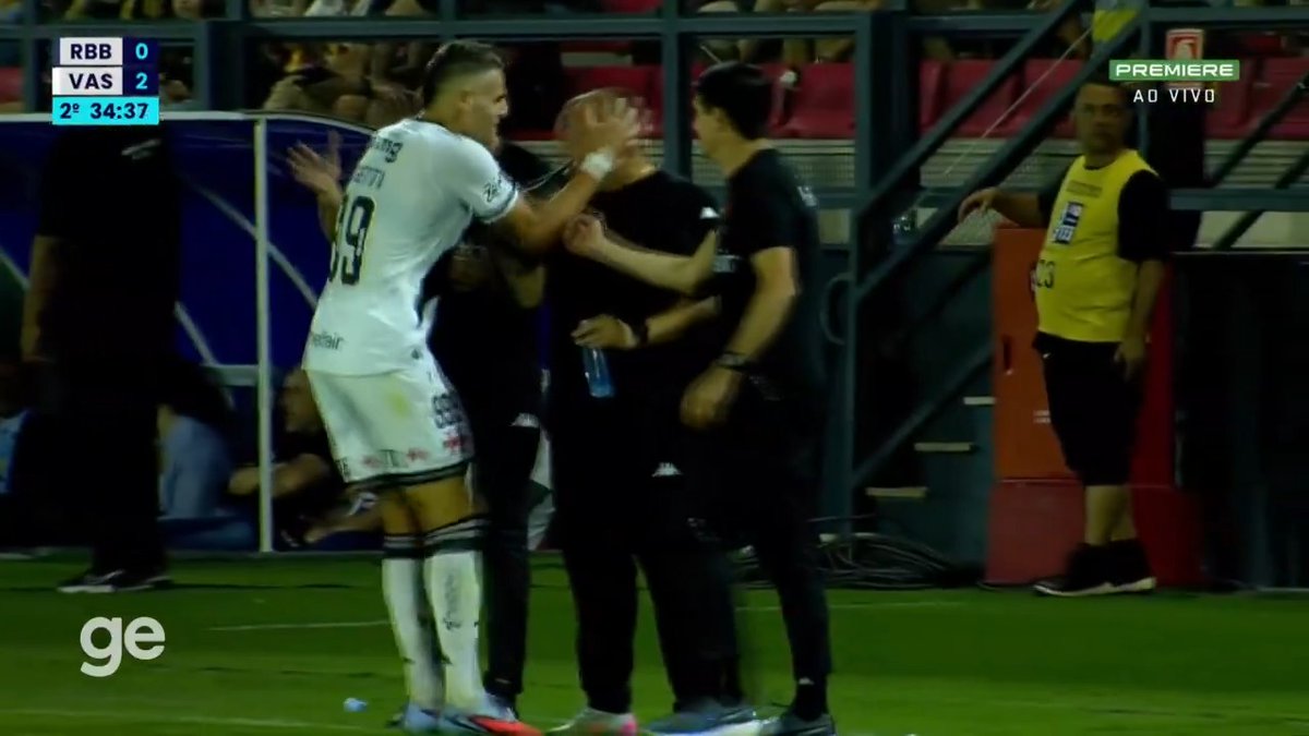 PROFETIZOU! Membro da comissão técnica do Vasco falou que Vegetti ia fazer dois gols diante do Bragantino. O Pirata marcou e foi agradecer #Futebol #Brasileirão #Bragantino #Vasco