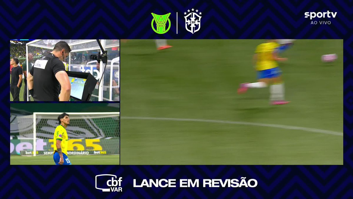 VAR recomenda revisão em lance de entrada de Gustavo Gómez em Wanderson. Árbitro opta por mostrar cartão amarelo ao zagueiro do Palmeiras.