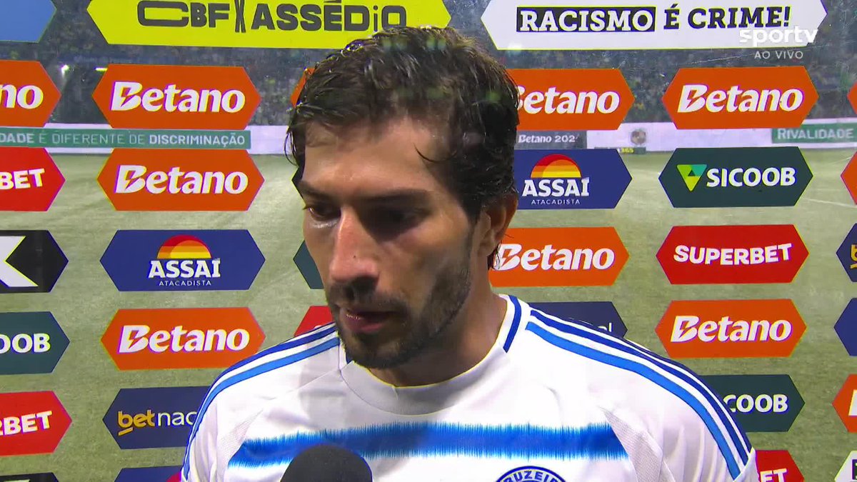 o cara teve milhões de coisas pra falar ou até pra manifestar a insatisfação, mas vai lá e fala isso.. Lucas Romero manifestaria Cássio manifestaria Matheus Pereira manifestaria já não tá correspondendo em campo agora fora tbm não…
