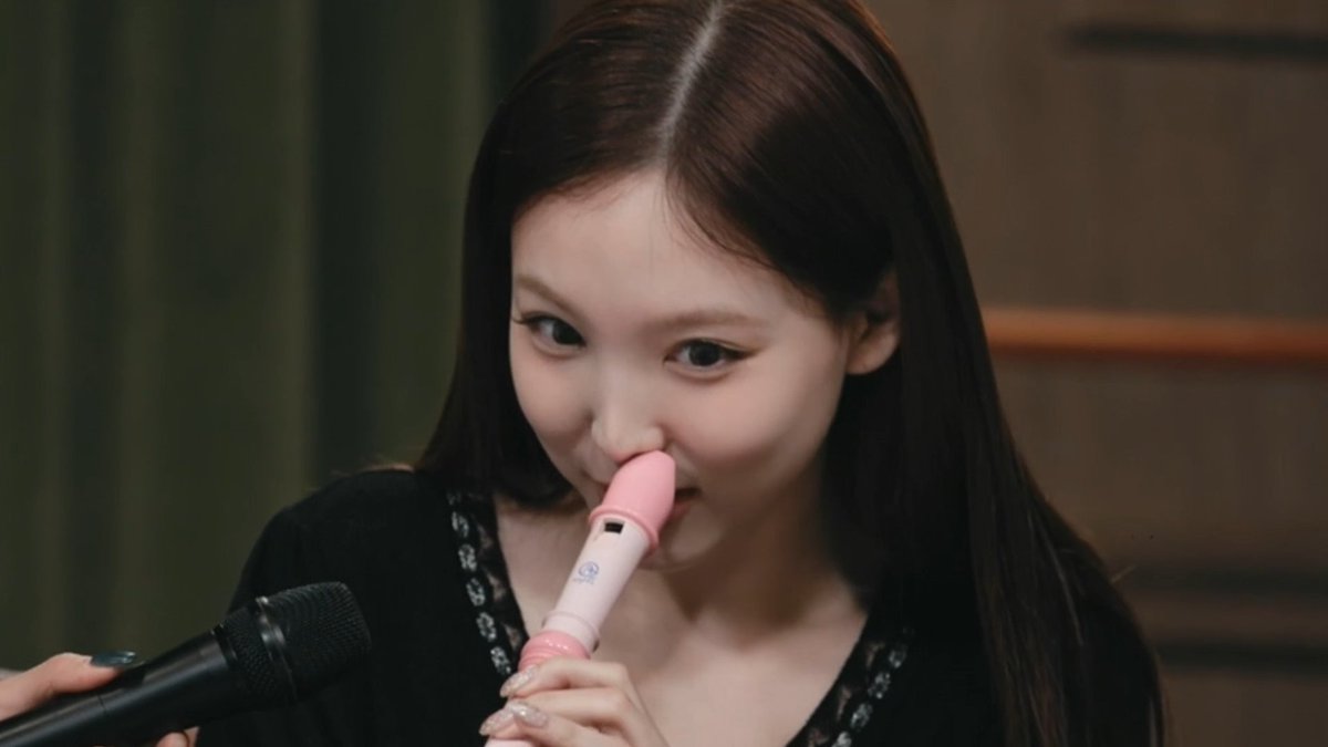 Nayeon playing TAKEDOWN on some kid's recorder using her nose ๐ญ