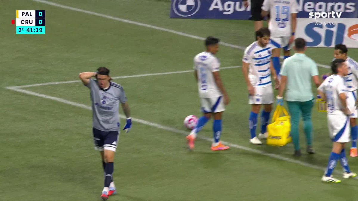 Cássio é atingido por uma garrafa nas costas e desaba no gramado do Allianz Parque.