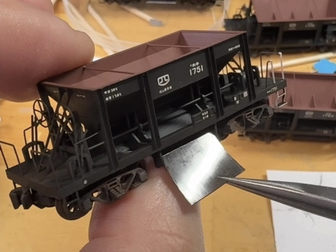 完成したホキ800ショーティーに小加工。 プラペーパーを鉛筆でまっ黒に塗りつぶして、砂利の滑り台部分に貼り付けました。見る角度によって黒から銀まで微妙に変化します。砂利が擦れて地金が出た感が出せたかな？ #鉄道模型 #Nゲージ #Bトレ #ホキ800ショーティー