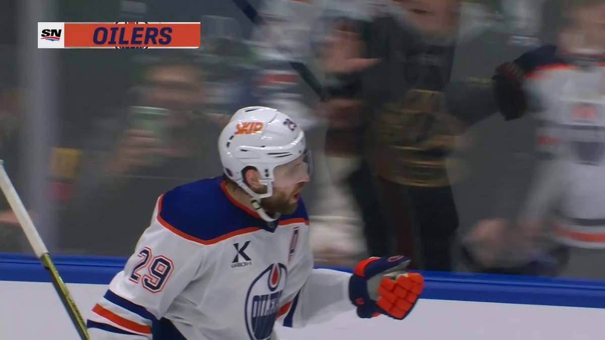 WHAT A PASS FROM EVAN BOUCHARD 🤯 The Edmonton Oilers cut the deficit in half!