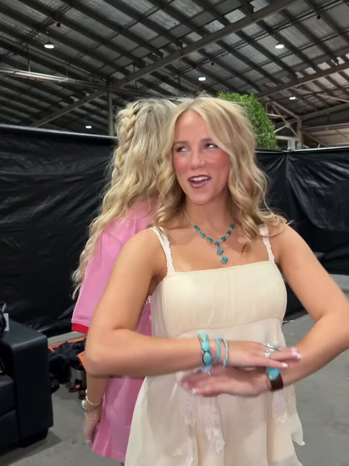 🎥| Country Music singer, songwriter, Megan Moroney (Megan Moroney) and Avery Anna (Avery Anna ) with Nicki Minaj’s “Beez In The Trap” TikTok trend while on tour.