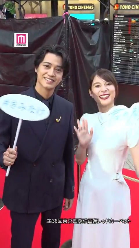 第38回東京国際映画祭レッドカーペット🎞️ 【接近カメラ】映画「君の顔では泣けない」 芳根京子＆キンプリ髙橋海人ら登場✨️ モデルプレスにファンサいただきました👋 🔻写真 #TIFFJP #東京国際映画祭 #きみなけ 芳根京子スタッフ【公式】 映画『君の顔では泣けない』公式