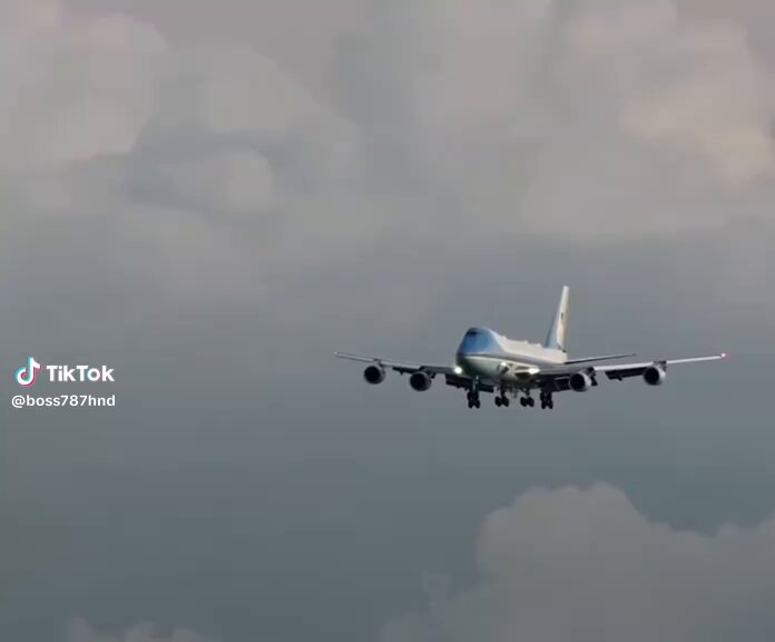 トランプ大統領、エアフォース・ワンが 羽田空港に到着。