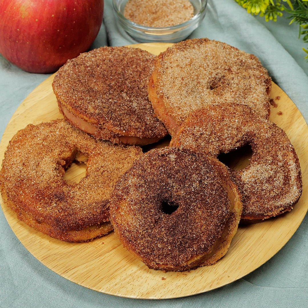 【子どもが喜ぶパンケーキ】甘いりんごが丸ごと♡シナモン香る絶品パンケーキの簡単レシピ / Apple Ring Pancakes with Cinnamon Sugar🍎💕