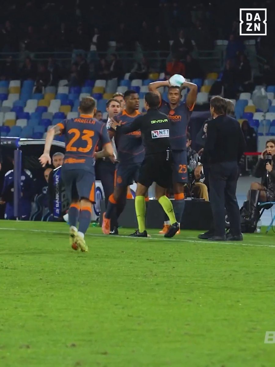 Scintille fra #Conte e Dumfries: “𝑻𝒊 𝒔𝒆𝒊 𝒃𝒖𝒕𝒕𝒂𝒕𝒐, 𝒆𝒉?” 🧨 Così nasce il faccia a faccia con Lautaro 👀🔥 🎤 Davide Bernardi #BordoCam di #NapoliInter arriva domani su #DAZN! ⏳🔜 Un’anticipazione, nel corso di #Fuoriclasse con Diletta Leotta 🎥