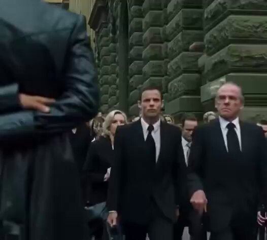 Keanu Reeves gave away an estimated 38 to 75 million dollars from his earnings for The Matrix Reloaded and The Matrix Revolutions to the special effects and costume design teams. “Money is the last thing I think. I could live on what I already made for next few centuries”