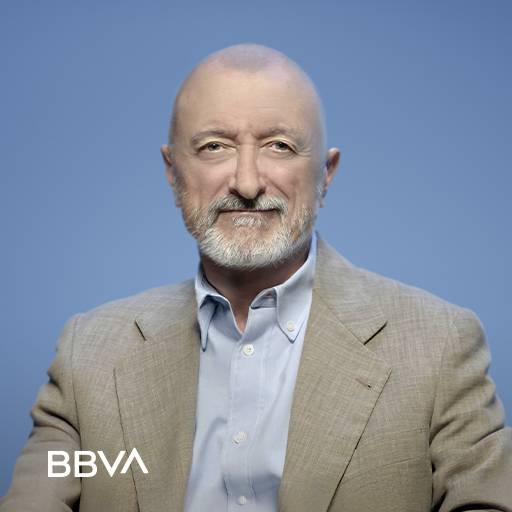 “Escuchar a nuestros abuelos es esencial”, afirma Arturo Pérez-Reverte, escritor. “Que os cuenten el maravilloso equipaje que una vida lleva consigo”.