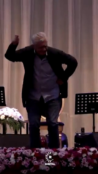 🎤 Duhok'taki coşku Ciwan Haco'yu da ayaklandırdı! Ciwan Haco dün Duhok'da verdiği konserinde, dinleyicilerin çoskusuna eşlik edip halay çekti