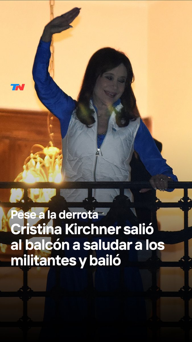 Pese a la derrota de Fuerza Patria en CABA y PBA, Cristina salió al balcón a saludar a los militantes I La expresidenta salió a saludar desde su casa en Constitución, donde cumple prisión domiciliaria, y fue ovacionada pese al clima de bronca por los resultados.