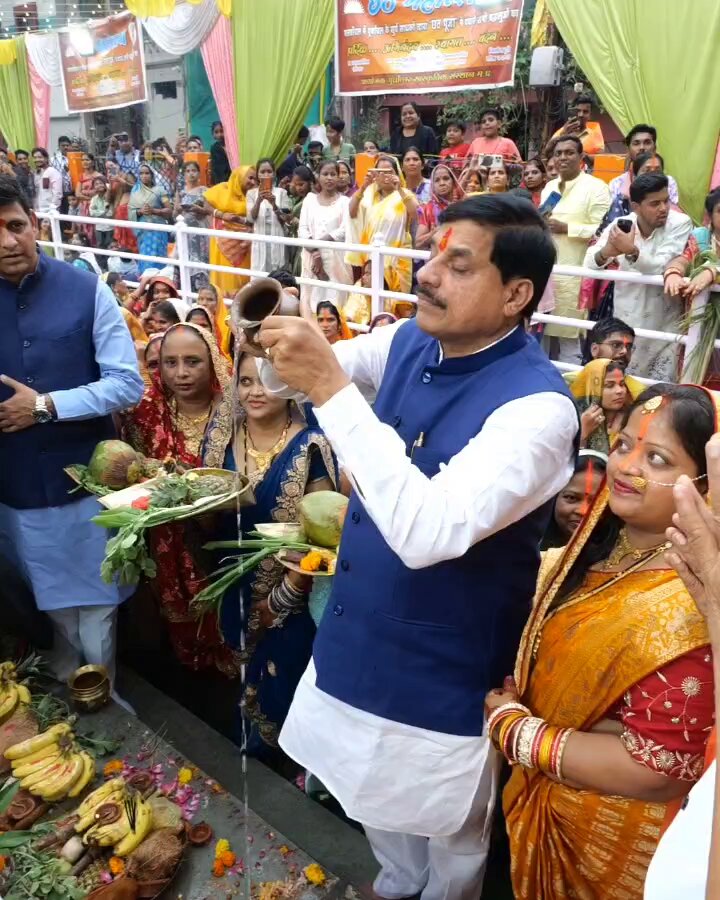 जय छठी मइया! पूर्व की दिशा से आने वाली कठिनाई को हर काल में अपने सीने पर झेलते हुए देश की सुख-समृद्धि की कामना करता है बिहार... आज इंदौर में छठ पूजन व्रती माताओं-बहनों के साथ अस्ताचलगामी भगवान सूर्य को अर्घ्य समर्पित करने का सौभाग्य प्राप्त हुआ। छठी मइया और सूर्य देव से प्रार्थना है कि सभी माताओं-बहनों और प्रदेशवासियों के जीवन में सुख, समृद्धि और नई ऊर्जा का प्रकाश बना रहे।