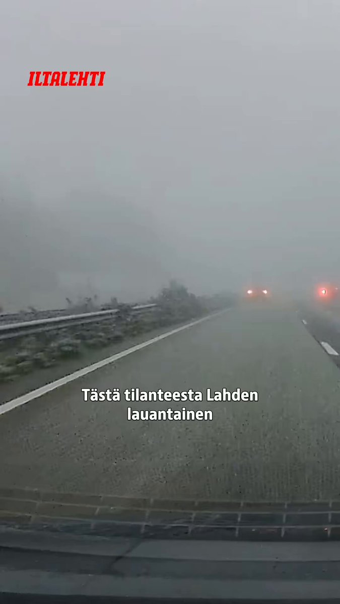 Mitä hervettiä nuo on pysäköiny motarille?! Ei ihme, jos tulee kolarisuma ku jengi pysäköi kaistoille sumuun. Kortit pois loppuelämäksi tuommosilta.