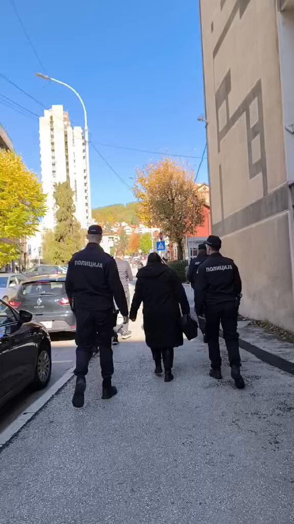 Završila se celodnevni predstava. Pregled je prekinut, inspektore je izvela policija iz radnje, a usput su napravili i par krivičnih dela, pa je podneta prijava. Neka nauče gde se šta NE SME! Užice i Da ne dišemo Duboko ne daju na sebe.